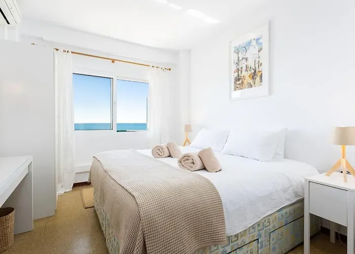 Ensuite Mediterranean Sea Front דירה פואנגירולה