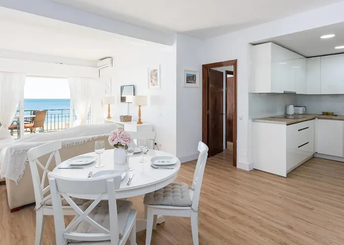 Ensuite Mediterranean Sea Front דירה פואנגירולה